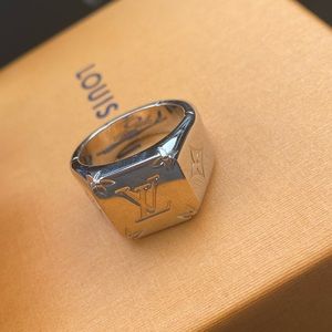 Men’s Louis Vuitton ring